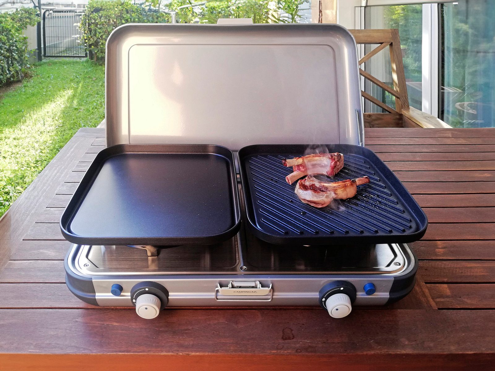 Mobiler Grill und Kocher Camping Kitchen 2 Grill & Go CV von Campingaz im Einzeltest selbst.de