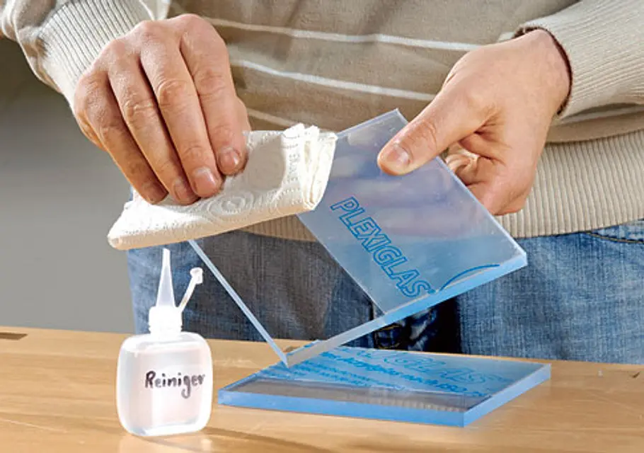 Acrylglas kleben: Platten lotrecht verkleben Acrylglas kleben