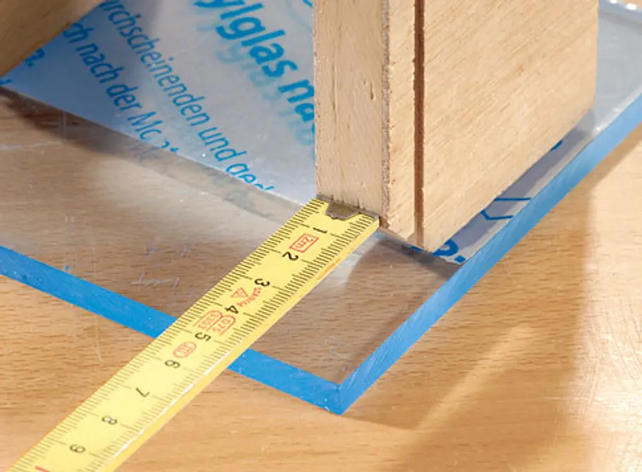 Acrylglas kleben: Platten lotrecht verkleben Acrylglas kleben
