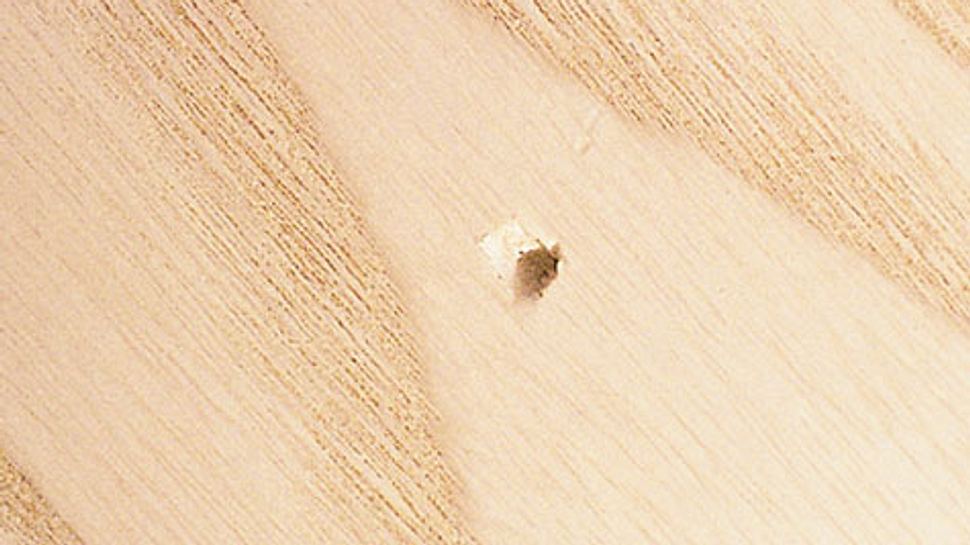Kratzer und Vertiefungen im Holz entfernen 
