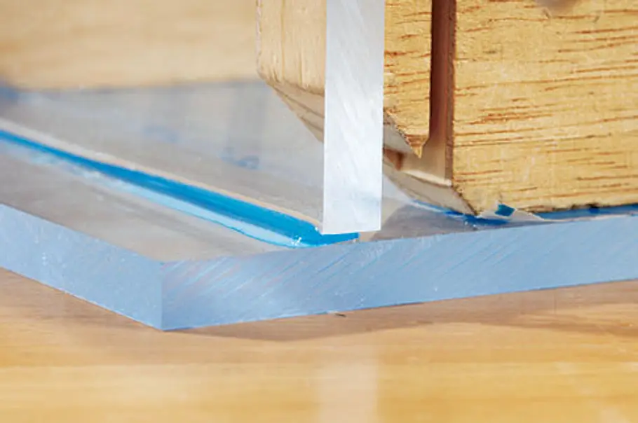 Acrylglas kleben: Platten lotrecht verkleben Acrylglas kleben