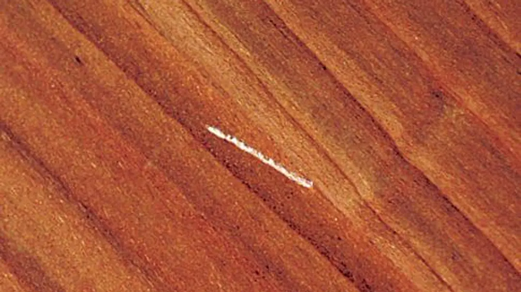Kratzer in lackiertem Holz Kratzer in lackiertem Holz