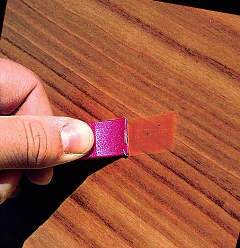 Kratzer aus Holz entfernen