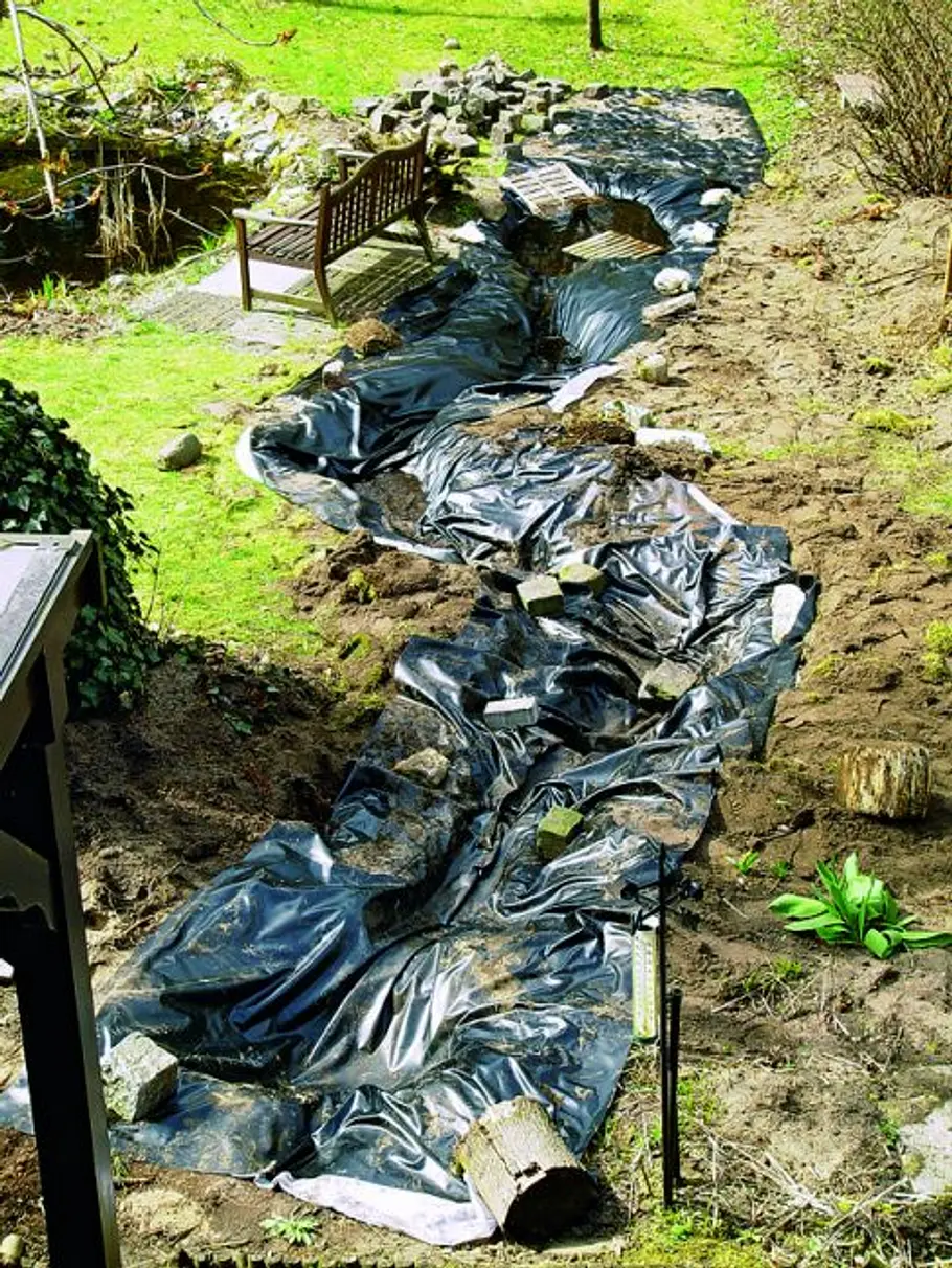 Teichvlies verlegen: Schritt 3 Teichvlies