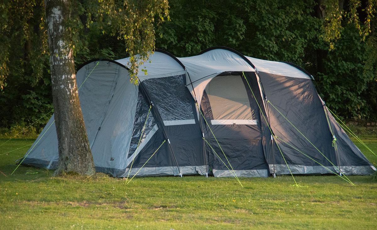 6-Personen-Zelt steht in einem Wald
