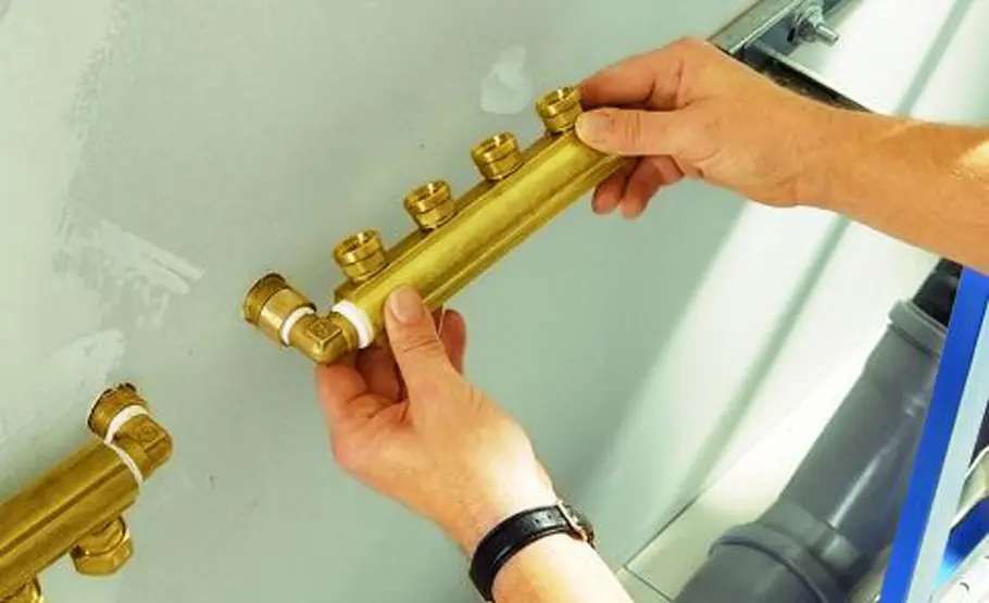 Abwasserrohr verlegen Abwasserrohr: Verteiler aufschrauben