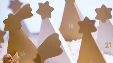 Adventskalender aus Tonpapier selber basteln Adventskalender aus Tonpapier selber basteln