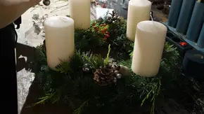 Adventskranz selber binden: So gehts! - Foto: Hersteller / Blumen.de Adventskranz selber binden: So gehts! - Foto: Hersteller / Blumen.de