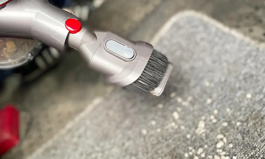 Der Dyson Car & Boat im Test Der Dyson Car & Boat in der Hand eines Testers.