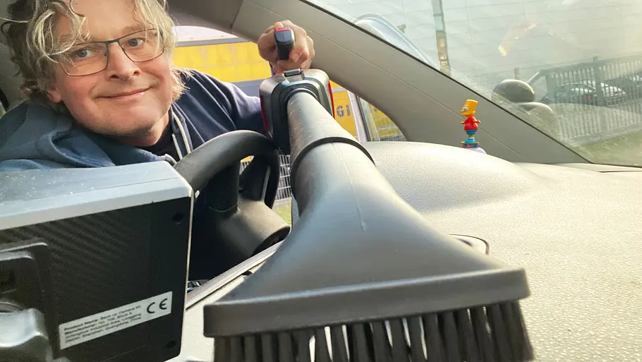 Der Einhell-Handstaubsauger im Test. Der Einhell-Handstaubsauger in der Hand eines Testers.