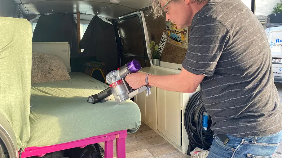 Der Dyson Car & Boat im Test Der Dyson Car & Boat beim Probesaugen in der Hand eines Testers.