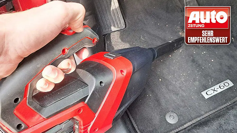 Der Einhell-Handstaubsauger im Test. Der Einhell-Handstaubsauger in der Hand eines Testers.