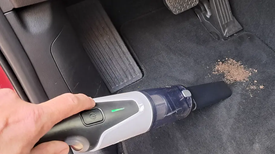 Der Rowenta-Handstaubsauger im Test. Der Rowenta-Handstaubsauger in der Hand eines Testers..