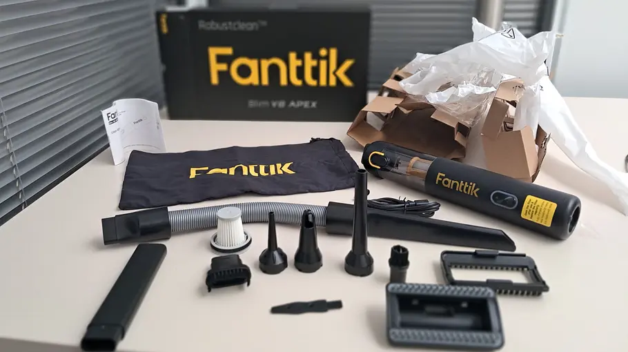 Der Fanttik-Handstaubsauger im Test. Der Fanttik-Handstaubsauger in der Hand eines Testers.