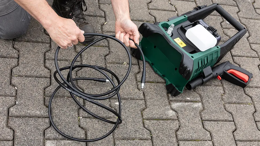 Akku-Hochdruckreinger-Test Bei Bosch wird der Schlauch eng gewickelt unter dem Gerät verstaut.