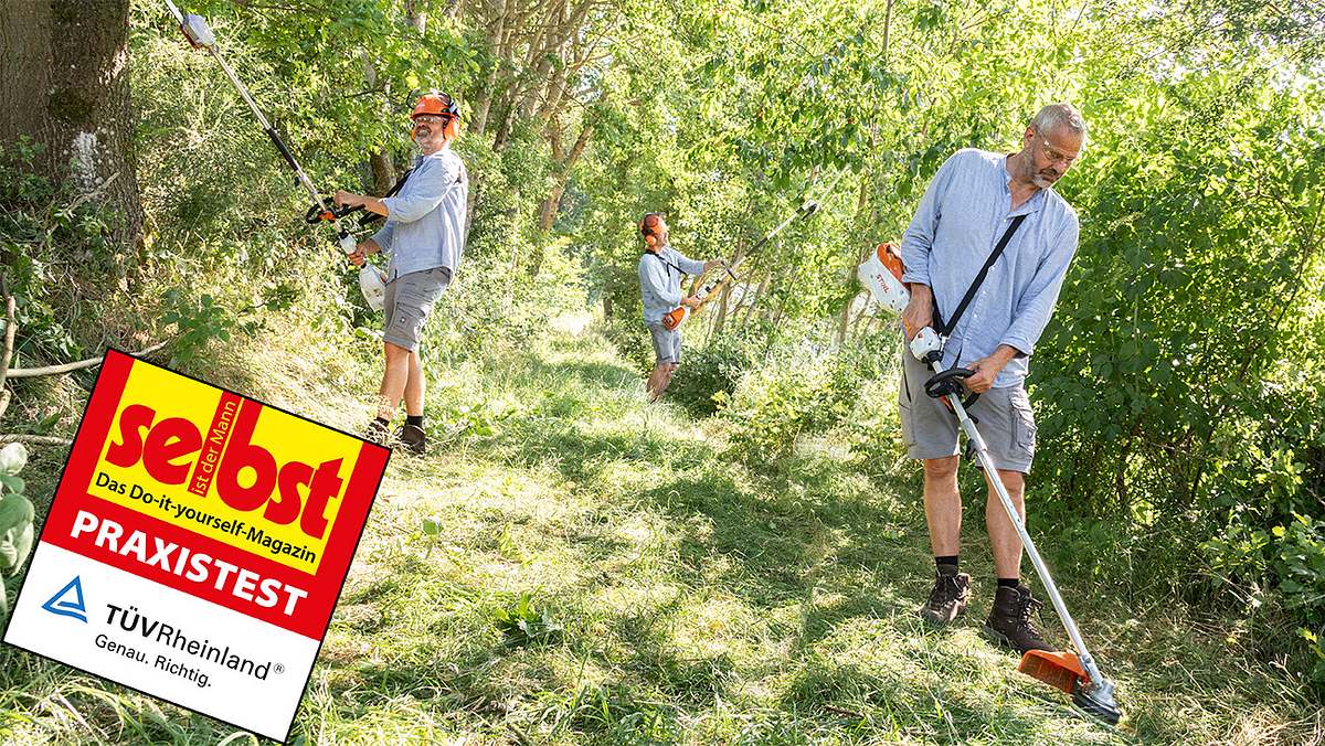 Akku-Kombigeräte Praxistest Drei Mal der gleiche Mann, der mit Schutzhelm und -brille arbeitet und Akku-Kombigeräte an einer bewachsenen, sonnigen Böschung bedient. In der unteren linken Ecke ist das Testsigel zu sehen.