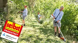 Drei Mal der gleiche Mann, der mit Schutzhelm und -brille arbeitet und Akku-Kombigeräte an einer bewachsenen, sonnigen Böschung bedient. In der unteren linken Ecke ist das Testsigel zu sehen.