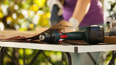 Akkuschrauber und Akkubohrschrauber sind die idealen Helfer im Haus und im Garten und beim Globus-Baumarkt im Angebot - Foto: iStock / Drbouz