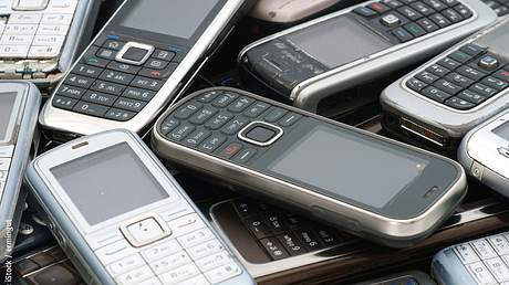 Alte Handy entsorgen: Wo ist das umweltfreundlich möglich? - Foto: iStock / ermingut