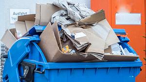 Was gehört in den Altpapier-Container? - Foto: iStock / Animaflora