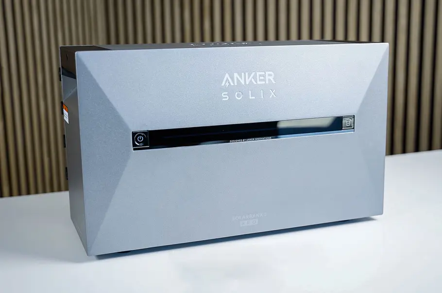 Anker Solix Solarbank 3 Pro Front Die Anker Solix Solarbank 3 Pro von vorn - das Gerät wiegt 29 Kilogramm.