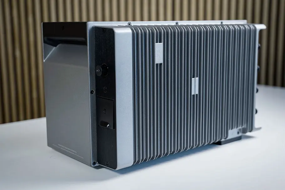 Anker Solix Solarbank 3 Pro Rückseite Die Rückseite der Solarbank 3 Pro ist nahezu identisch zum Vorgängermodell.