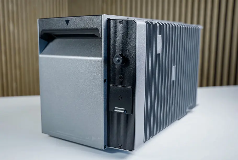 Anker Solix Solarbank 3 Pro Seite Die Anker Solix Solarbank 3 Pro hat an der Seite ein Druckventil und die Steckdose, aus der bis zu 1200 Watt fließen.
