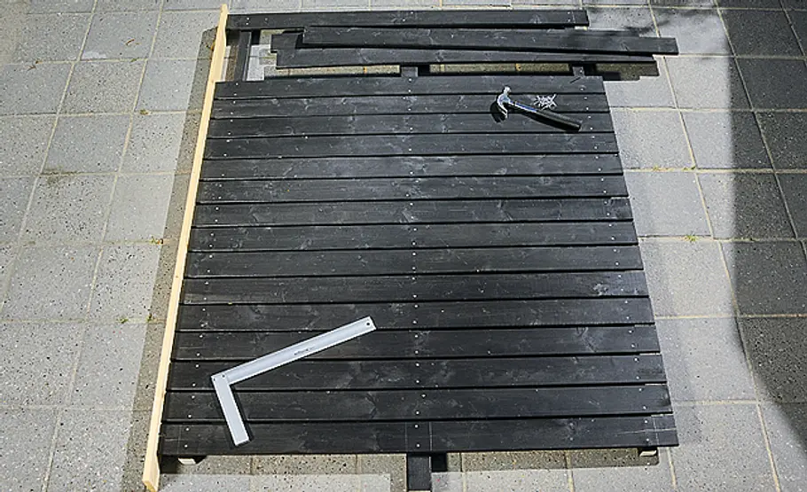 Bikeport bauen: Schritt 17 von 47 Holzbeplankung festnageln