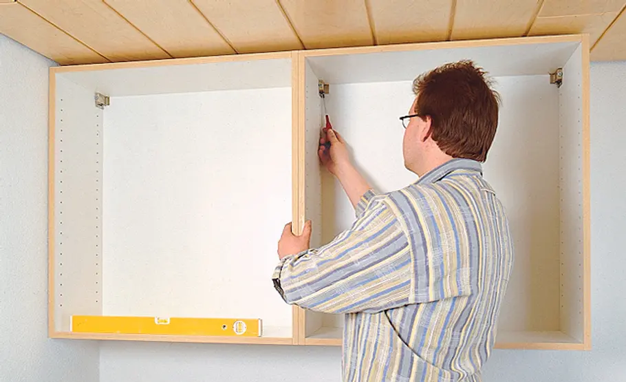 Küchenschrank aufhängen