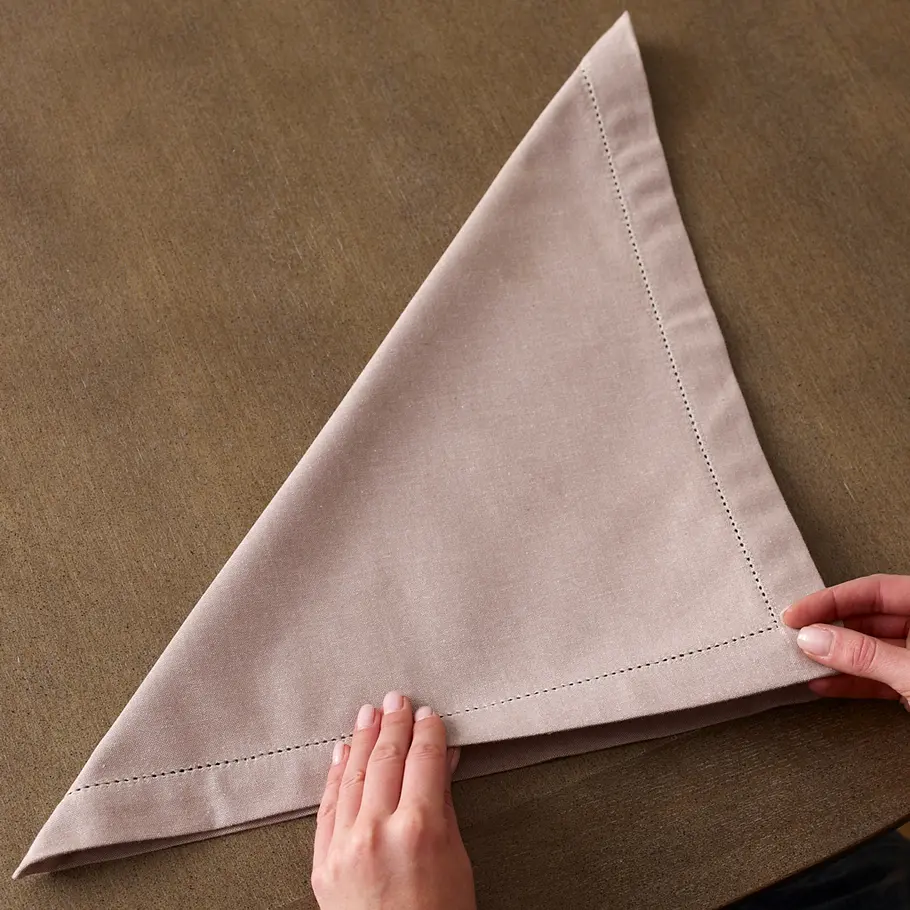 Servietten falten: Schritt 2 von 8 Serviette falten