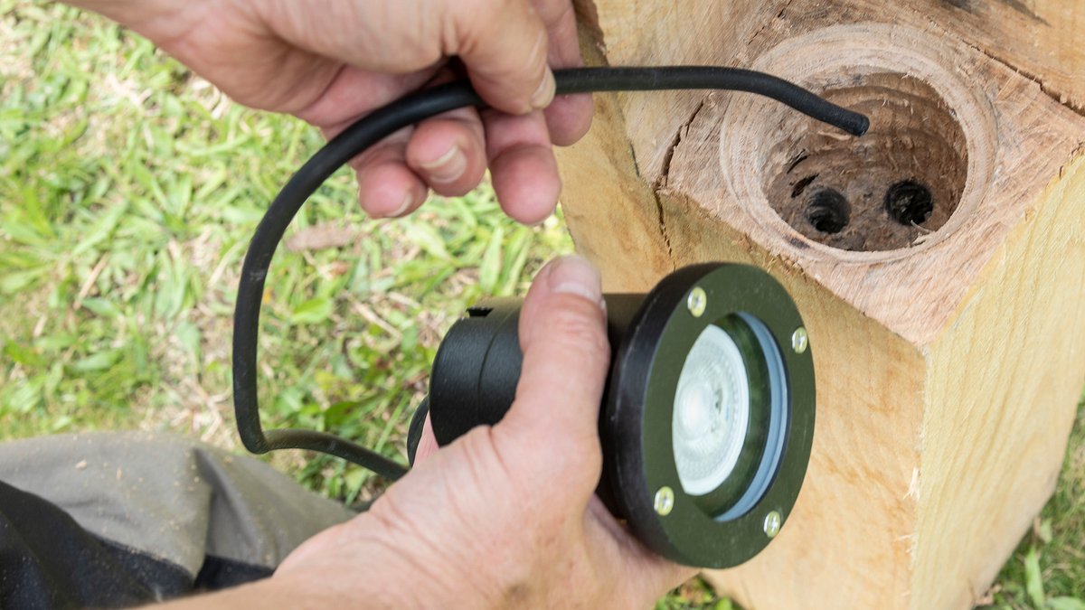 Anschlussleitung durch gebohrtes Loch schieben