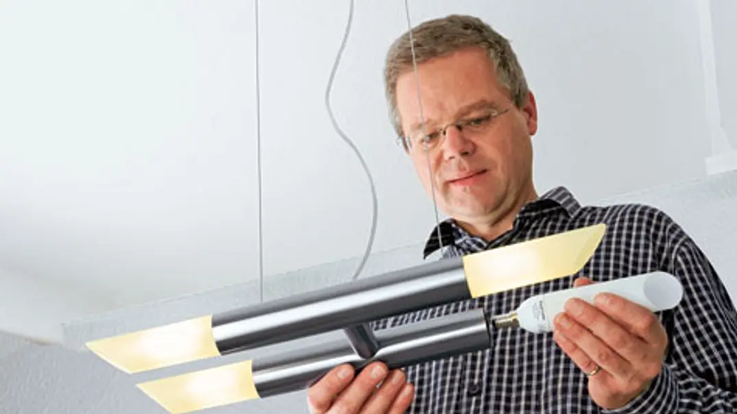 Deckenlampe anschließen - Foto: sidm Deckenlampe anschließen - Foto: sidm