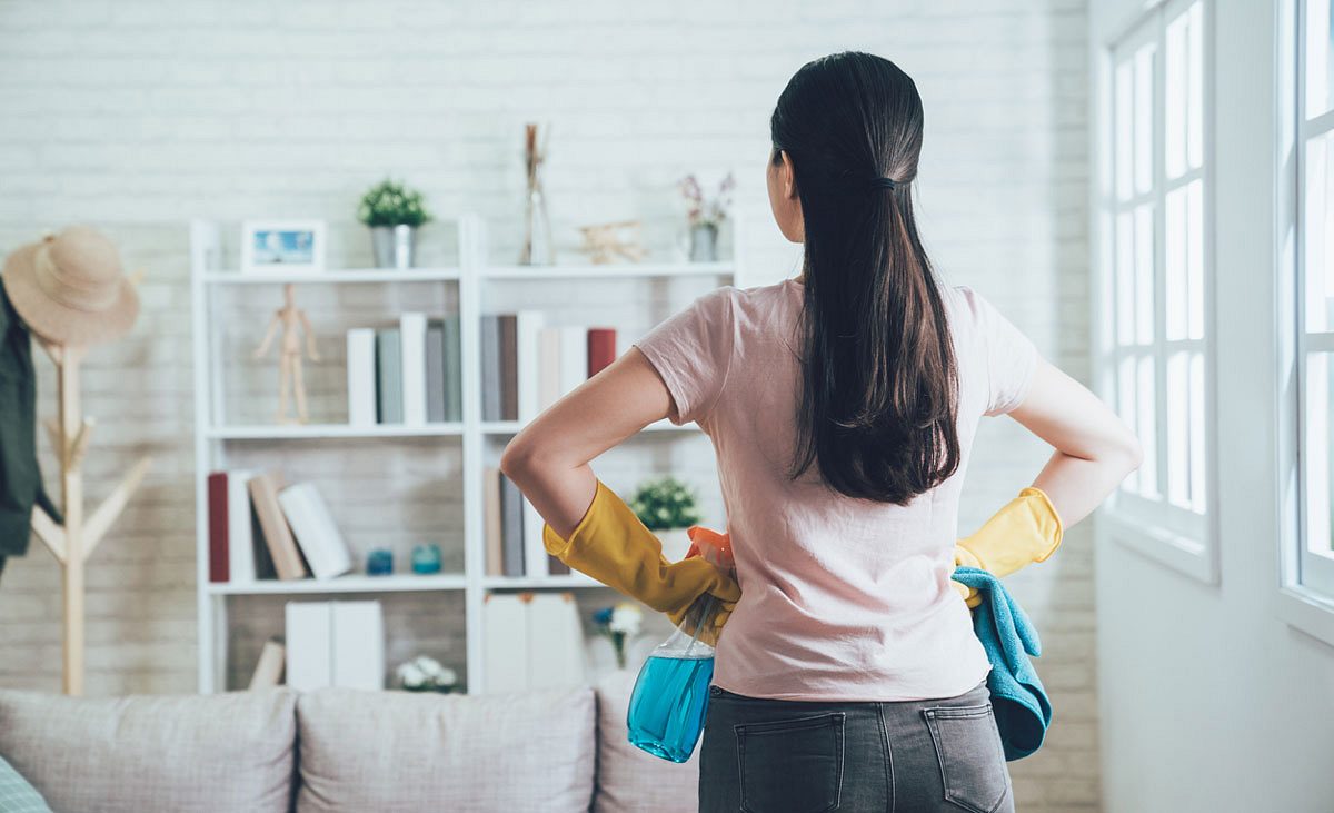 Frau bewundert aufgeräumtes Zimmer