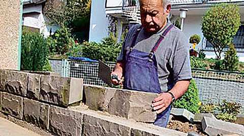 Natursteinmauer bauen  | selbst.de