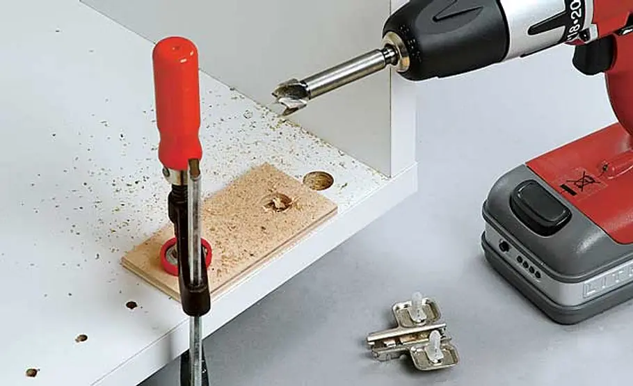Ausgerissenes Scharnier reparieren Ausgerissenes Scharnier reparieren