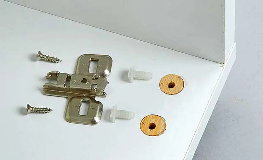 Ausgerissenes Scharnier reparieren Ausgerissenes Scharnier reparieren