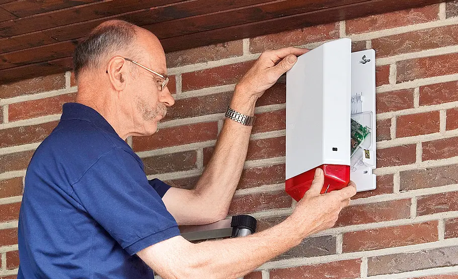 Außensirene befestigen Alarmanlage anschließen