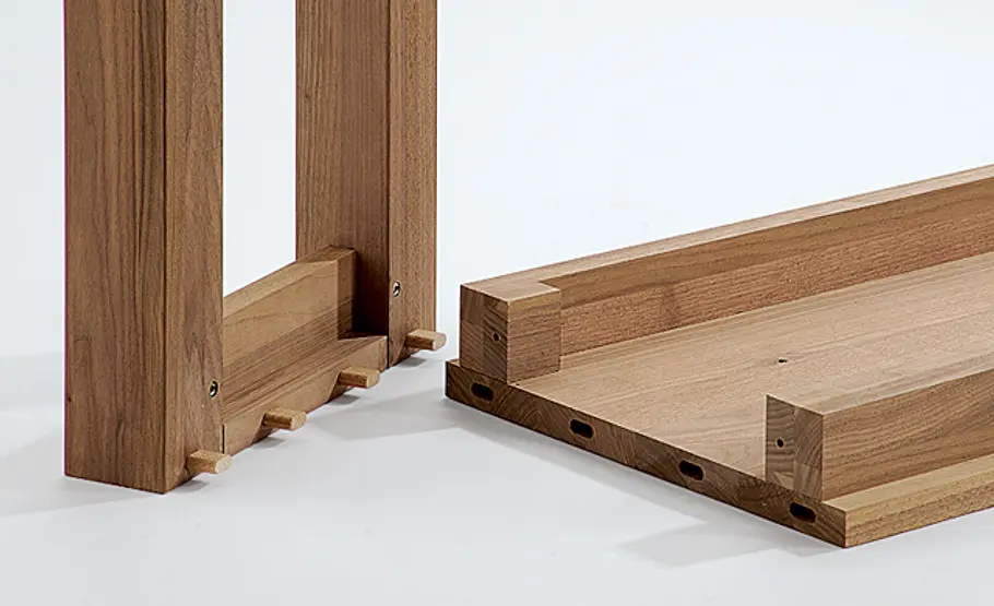 Ausziehbaren Esstisch bauen Bank aus Nussbaum-Holz