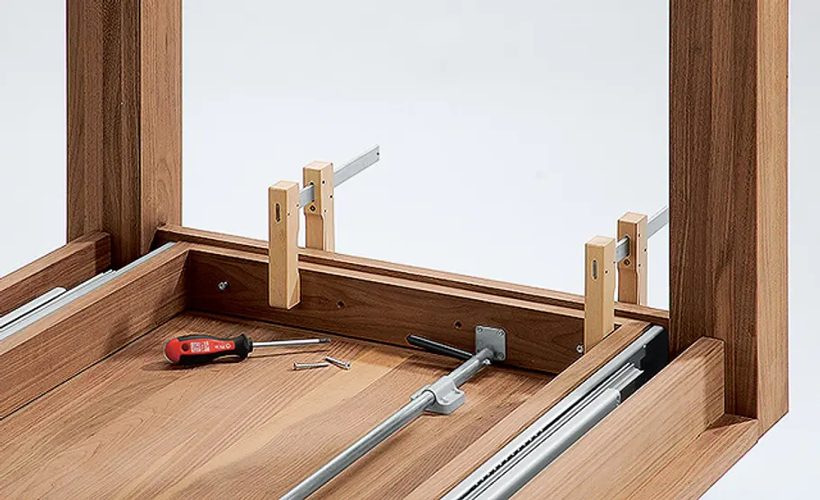 Ausziehbaren Esstisch bauen Ausklappscharnier befestigen