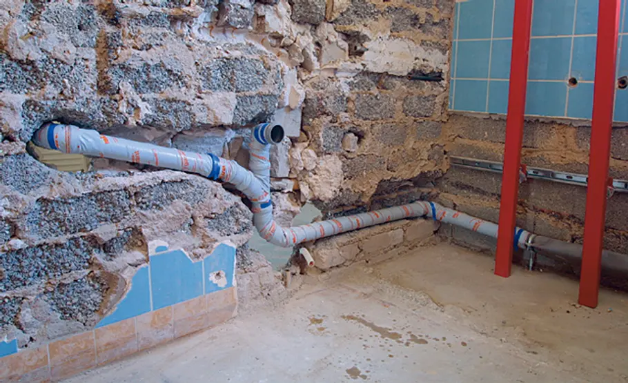 Bad-Ablage bauen: Schritt 7 von 24 Abflussrohre verlegen