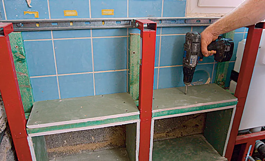 Bad-Ablage bauen: Schritt 14 von 24 Boden befestigen