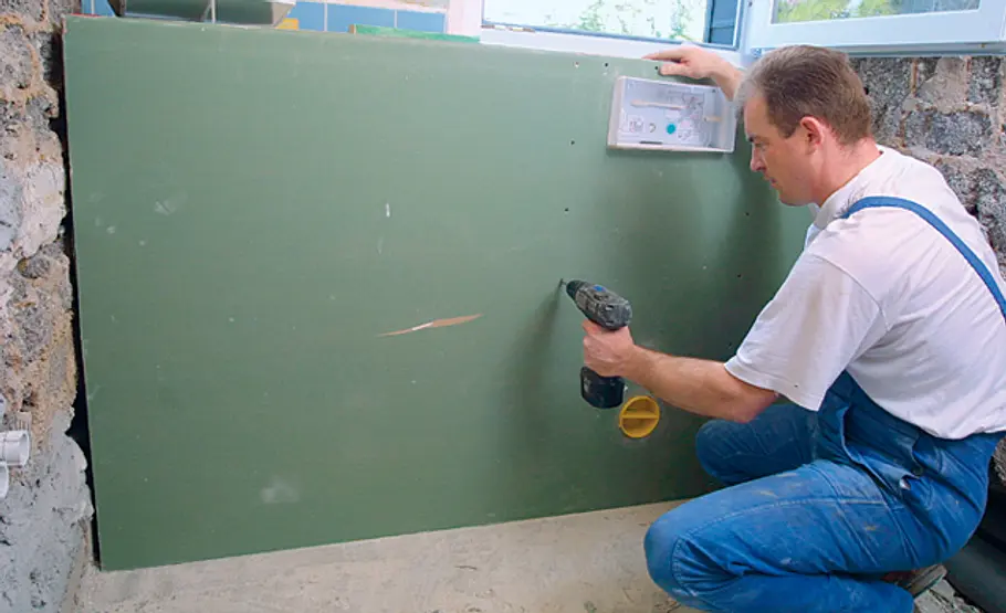 Bad-Ablage bauen: Schritt 19 von 24 Gipskartonplatte verschreuben