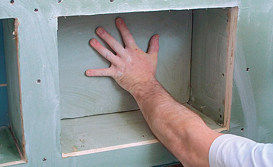 Bad-Ablage bauen: Schritt 23 von 24 Rückwand verkleben