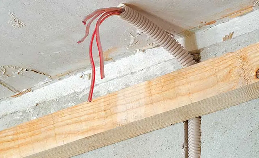Decke mit Einbauspots: Schritt 2 von 15 Leitungen verlegen