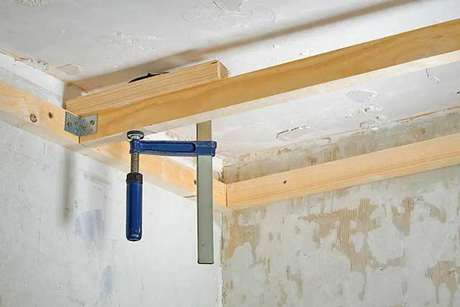 Decke mit Einbauspots: Schritt 3 von 15 Querlattung befestigen