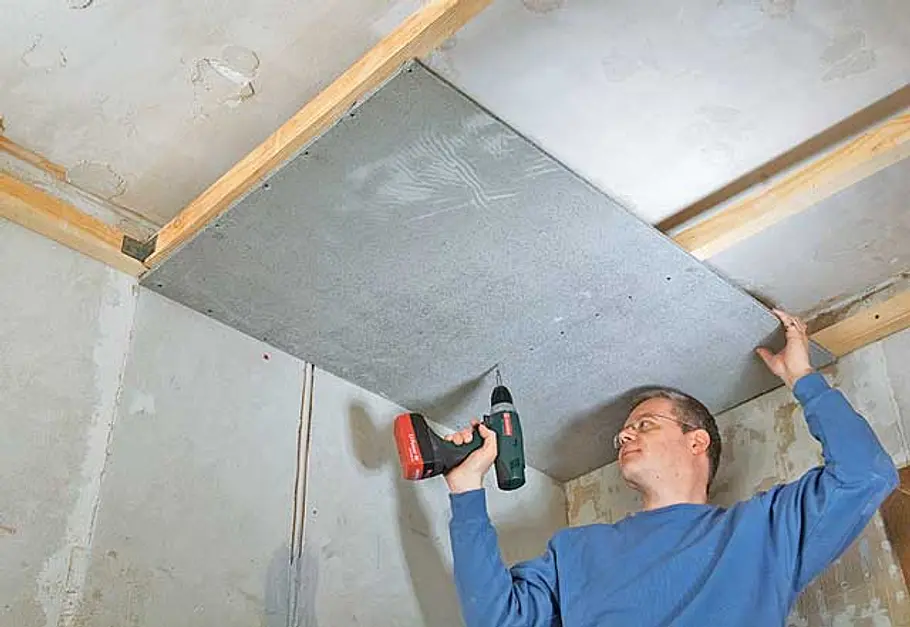 Decke mit Einbauspots: Schritt 4 von 15 Zementbauplatten festschrauben