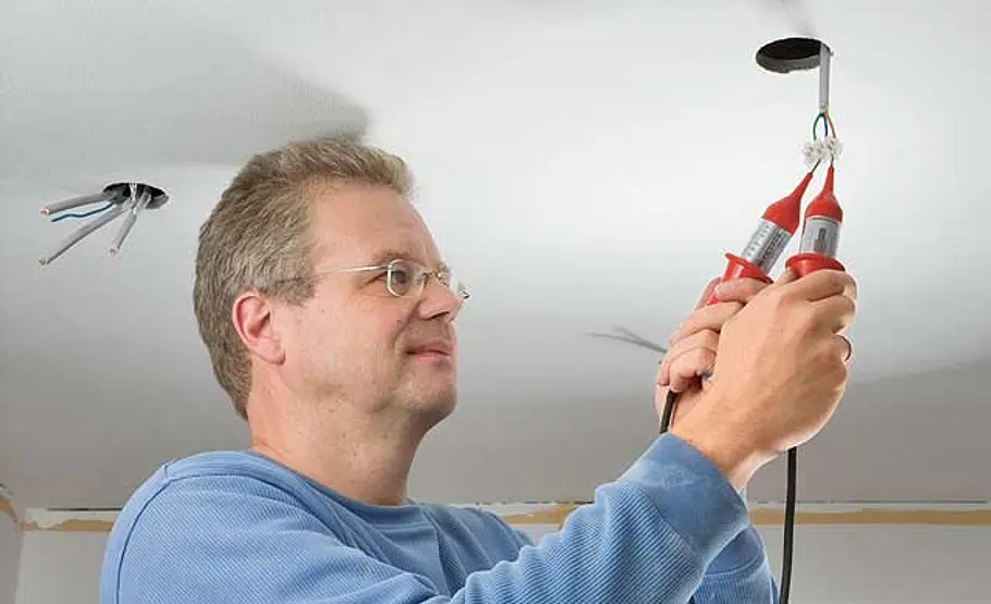 Decke mit Einbauspots: Schritt 11 von 15 Spannungsfrei arbeiten