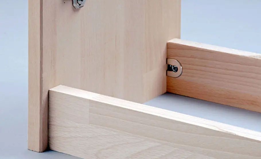 Badschrank hoch Badschrank: Sockelstreifen befestigen