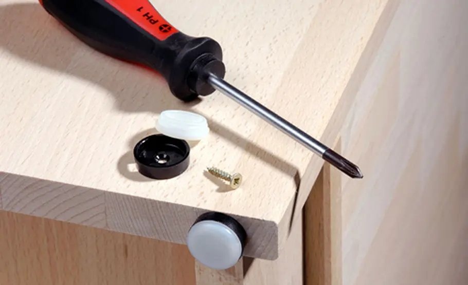 Badschrank hoch Badschrank: Möbelgleiter anschrauben