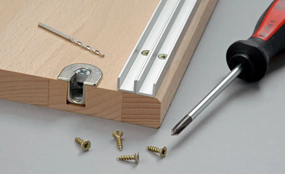 Badschrank hoch Badschrank: Profile montieren